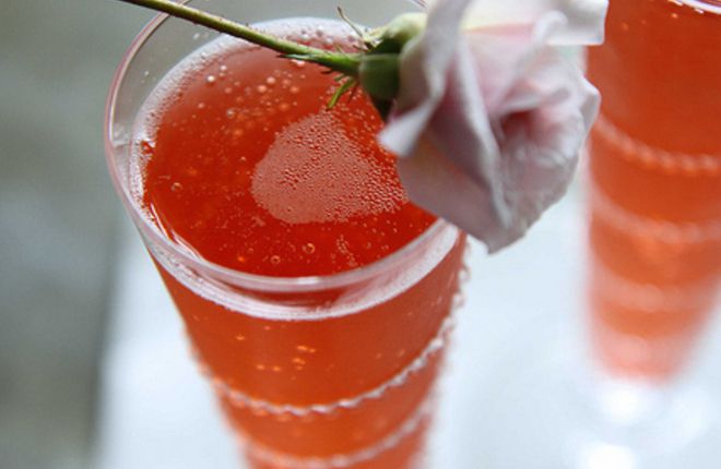 Коктейл с Просеко и ягоди