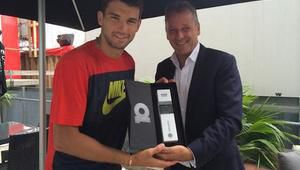 Григор Димитров с почетен плакет от Асоциацията на професионалните тенисисти