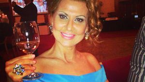 Илиана Раева с чаша в ръка