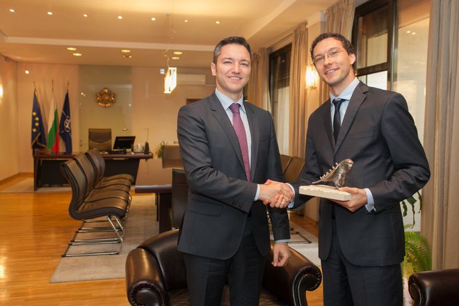 Даниел Митов приема поста на Кристиан Вигенин