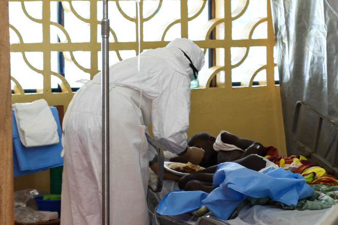 Medik v zashtiten kostyum se grizhi za patsient s ebola
