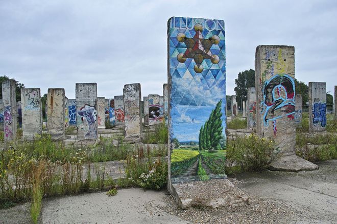 Берлинската стена на части