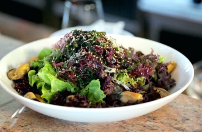 Свежа салата с морски водорасли и миди