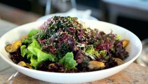 Свежа салата с морски водорасли и миди