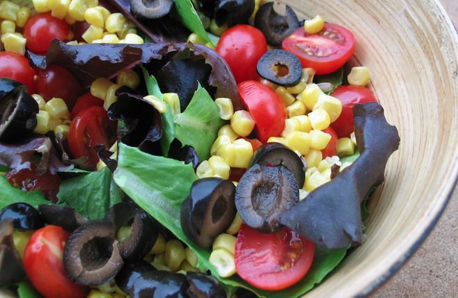 Свежа салата от царевица и маслини