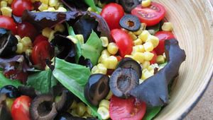 Свежа салата от царевица и маслини