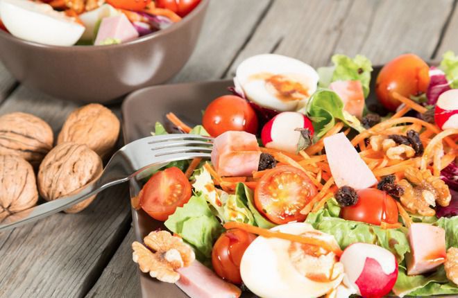 Зелена салата с шунка и орехи