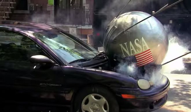 Апарат на НАСА да падне върху колата ти