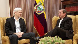 Джулиан Асанж и външният министър на Еквадор Рикардо Патиньо