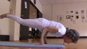 Как изглежда една 96-годишна преподавателка по йога