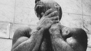 Пикантен кадър под душа на Вин Дизел