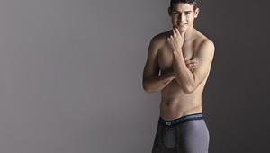 Хамес като фотомодел на бельо