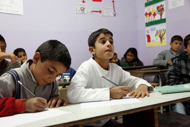 Едва 96 деца бежанци са записани в училище за новата учебна година