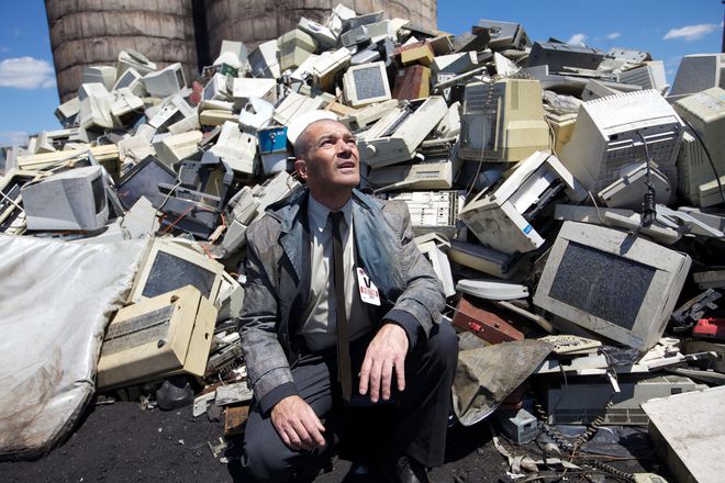 Бандерас сред купища стари компютри