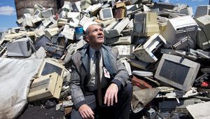 Бандерас сред купища стари компютри