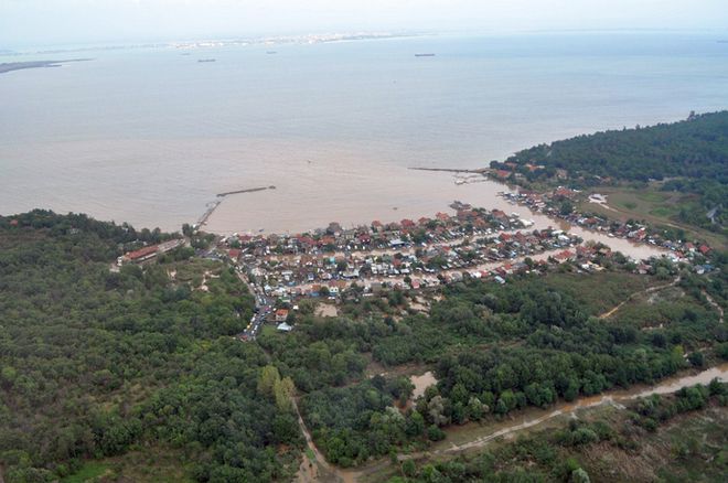 Мътното море край Ченгене скеле