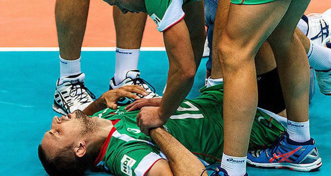 Виктор Йосифов лежи на терена на мача Русия-България (3:2)