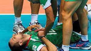 Виктор Йосифов лежи на терена на мача Русия-България (3:2)