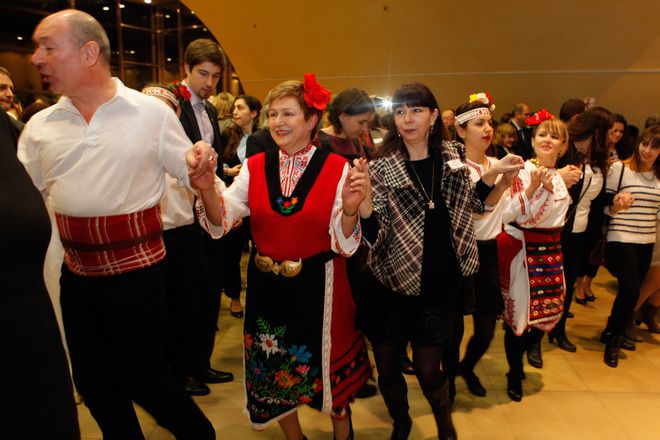 Кристалина Георгиева играе хоро в народна носия