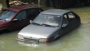 Автомобили, потънали до половината във вода