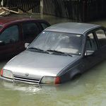 Автомобили, потънали до половината във вода