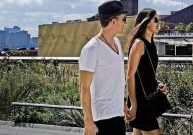 Бастиан Швайнщайгер държи за ръката Ана Иванович