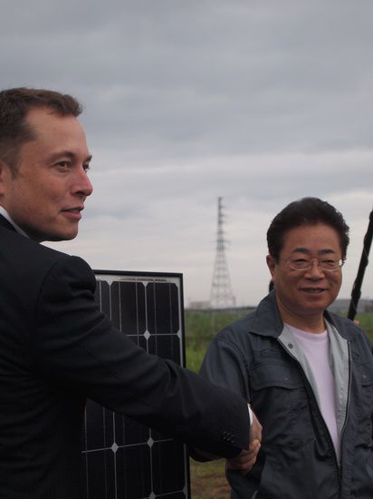 Илон Мъск дарява соларни системи в Япония, 2011 г.