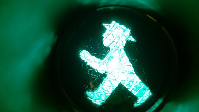 Светофарът свети зелено за пешеходците