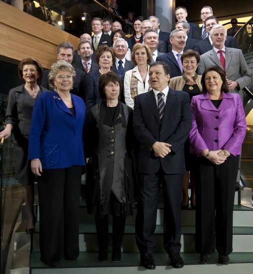 Неформална снимка на комисията "Барозу II"