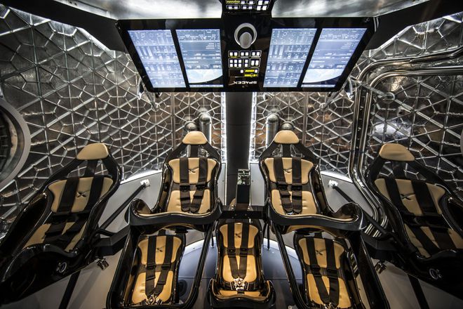 Интериорът на космическия кораб Dragon V2 на SpaceX