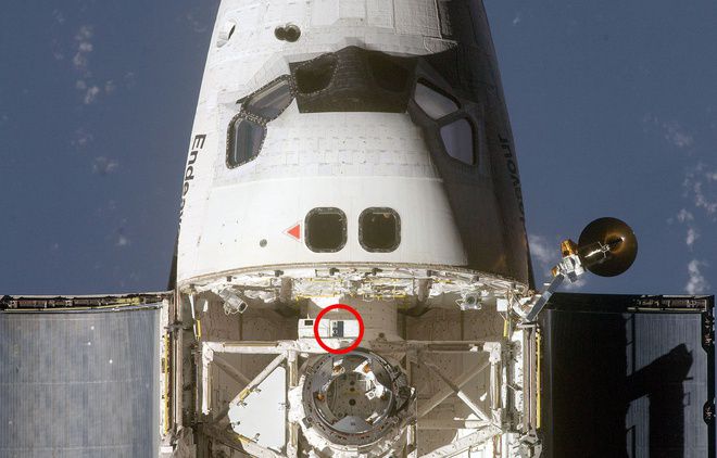 Сензорът DragonEye, монтиран на совалката "Индевър"