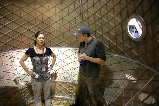 Илон Мъск и астронавтка в кораба "Дракон", 2009 г.