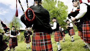 Шотландци, свирещи на гайда