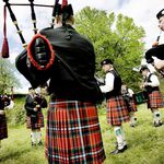 Шотландци, свирещи на гайда
