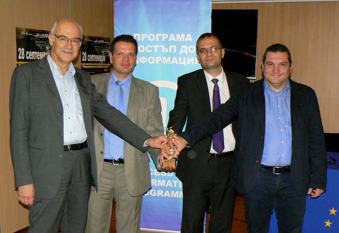 Мартин Димитров и Петър Славов с голямата награда "Златен ключ" за разкритията им по "Южен Поток"