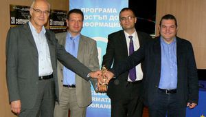 Мартин Димитров и Петър Славов с голямата награда "Златен ключ" за разкритията им по "Южен Поток"