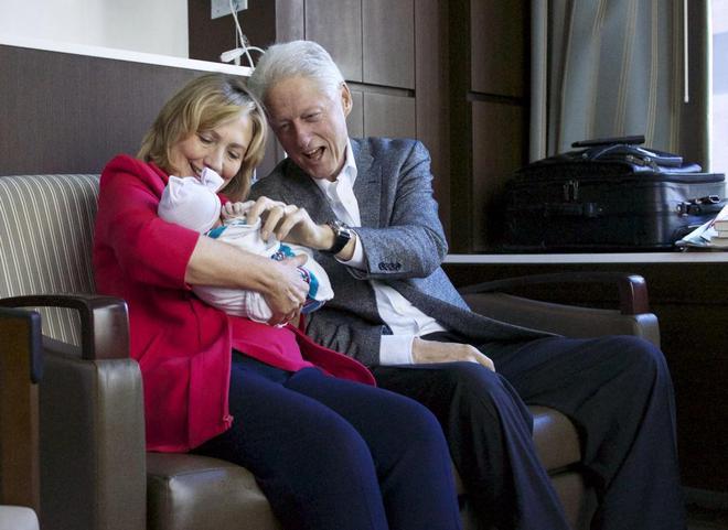 Бил и Хилари Клинтън като дядо и баба