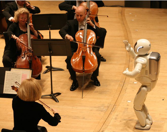 ASIMO дирижира истински оркестър