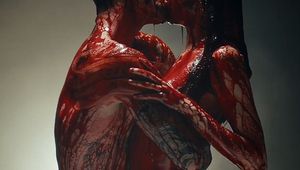 Кървава еротична сцена между Адам Левин и жена му
