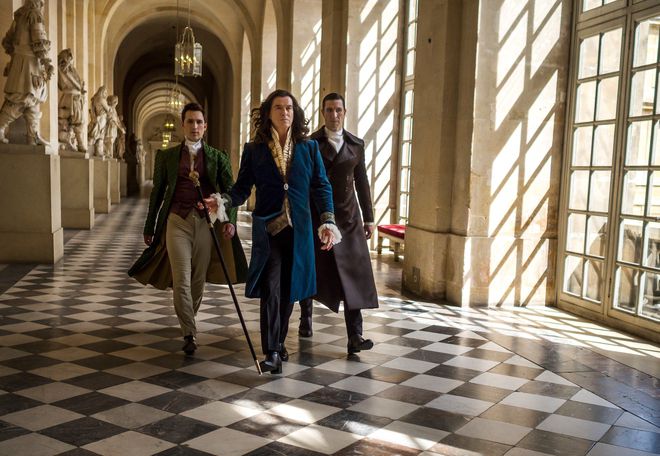 Пиърс Броснан като крал Луи IV