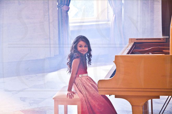 Крисия пред рояла
