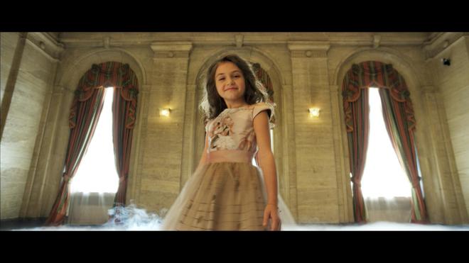 Крисия в клипа към "Планетата на децата"