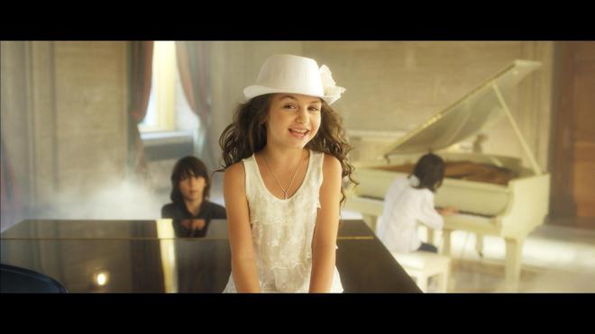 Крисия, Хасан и Ибрахим в клипа към "Планетата на децата"