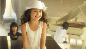 Крисия, Хасан и Ибрахим в клипа към "Планетата на децата"