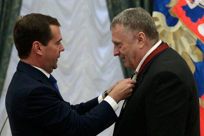 Димитрий Медведев награждава Владимир Жириновски за заслуги в областта на законотворчеството