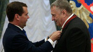 Димитрий Медведев награждава Владимир Жириновски за заслуги в областта на законотворчеството