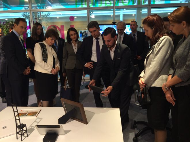 Росен Плевнелиев разглежда иновационния център на HP в Женева