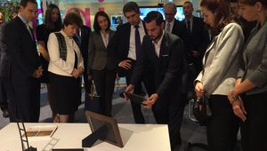 Росен Плевнелиев разглежда иновационния център на HP в Женева