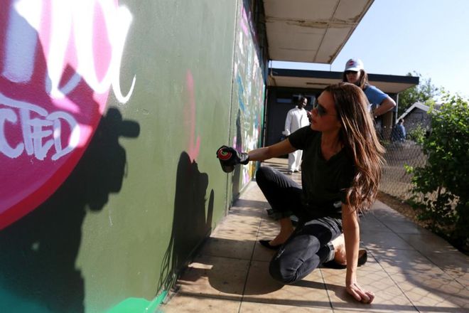 Виктория Бекъм рисува графити срещу СПИН