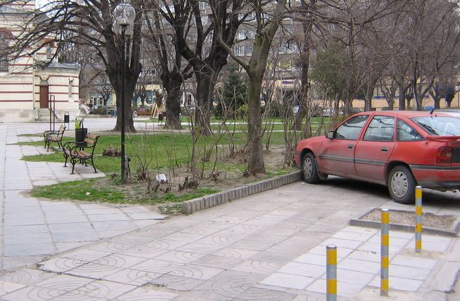 Автомобил, паркиран на варненски тротоар